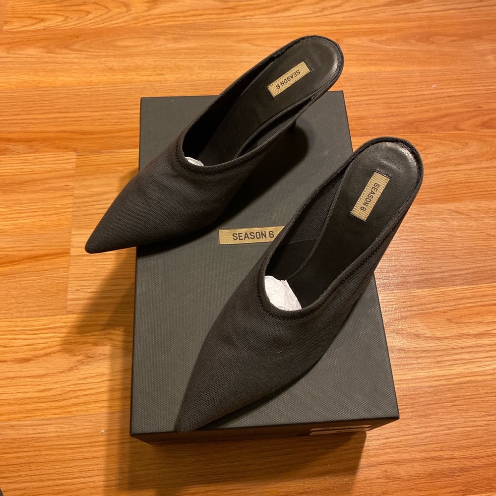 Yeezy Season 6 graphite covered mule